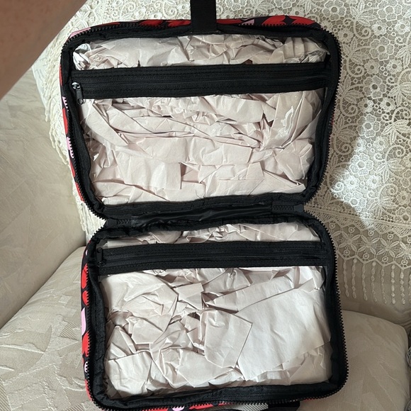 NWT Rachel Roy Red Pink Heart Pattern hanging valet cosmetic travel case Bag zip - Picture 5 of 12